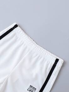 SHEIN Playful Pals 2 peças/conjunto Meninos Bebê Moda Casual Simples com Detalhe de Remendo de Letra, Acabamento Listrado Prático, Regata Tricotada Gola Pólo e Conjunto de Shorts Tricotados Cinza, Adequado para Uso Casual em Casa no Verão, Esportes ao Ar Livre e Uso Diário, Roupas Infantis, Roupas para Bebê, Conjunto de Bebê, Camisa Pólo para Bebê, Colete para Bebê, Short para Bebê, Conjunto para Bebê, 3M-3T - Branco - Visão 4