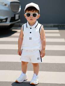 SHEIN Playful Pals 2 peças/conjunto Meninos Bebê Moda Casual Simples com Detalhe de Remendo de Letra, Acabamento Listrado Prático, Regata Tricotada Gola Pólo e Conjunto de Shorts Tricotados Cinza, Adequado para Uso Casual em Casa no Verão, Esportes ao Ar Livre e Uso Diário, Roupas Infantis, Roupas para Bebê, Conjunto de Bebê, Camisa Pólo para Bebê, Colete para Bebê, Short para Bebê, Conjunto para Bebê, 3M-3T - Branco - Visão 1