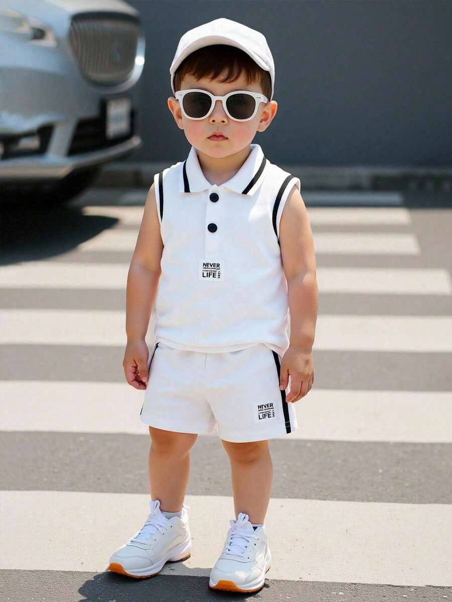 SHEIN Playful Pals 2 peças/conjunto Meninos Bebê Moda Casual Simples com Detalhe de Remendo de Letra, Acabamento Listrado Prático, Regata Tricotada Gola Pólo e Conjunto de Shorts Tricotados Cinza, Adequado para Uso Casual em Casa no Verão, Esportes ao Ar Livre e Uso Diário, Roupas Infantis, Roupas para Bebê, Conjunto de Bebê, Camisa Pólo para Bebê, Colete para Bebê, Short para Bebê, Conjunto para Bebê, 3M-3T - Branco - Visão 1