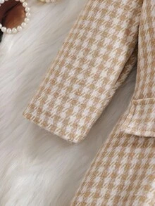 SHEIN 女婴西装领仿口袋A字连衣裙，搭配同款贝雷帽。经典翻领设计，搭配精致纯色纽扣和装饰性仿口袋，复古优雅。A字廓形适合各种体型的宝宝。无论是日常外出、公园玩耍还是休闲居家，都能完美驾驭，让您的小公主成为众人瞩目的焦点。 - 彩色 - 查看 7