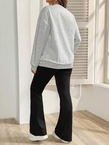 SHEIN 2 件孕妇休闲装：字母印花套头衫和可调节腰部裤子 - 灰色 - 查看 2