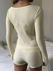 CovetEZ Bộ 2 áo thun dài tay bó sát thường ngày cho nữ và quần short mini bó sát, thích hợp mặc ở nhà và mặc hàng ngày - Màu vàng - Xem 2