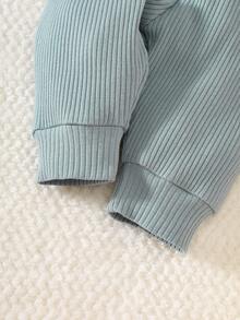 SHEIN 新生男宝宝白坑图案卡通恐龙图案印花拼接绿口袋长袖上衣配绿裤两件套可爱休闲运动时尚新款