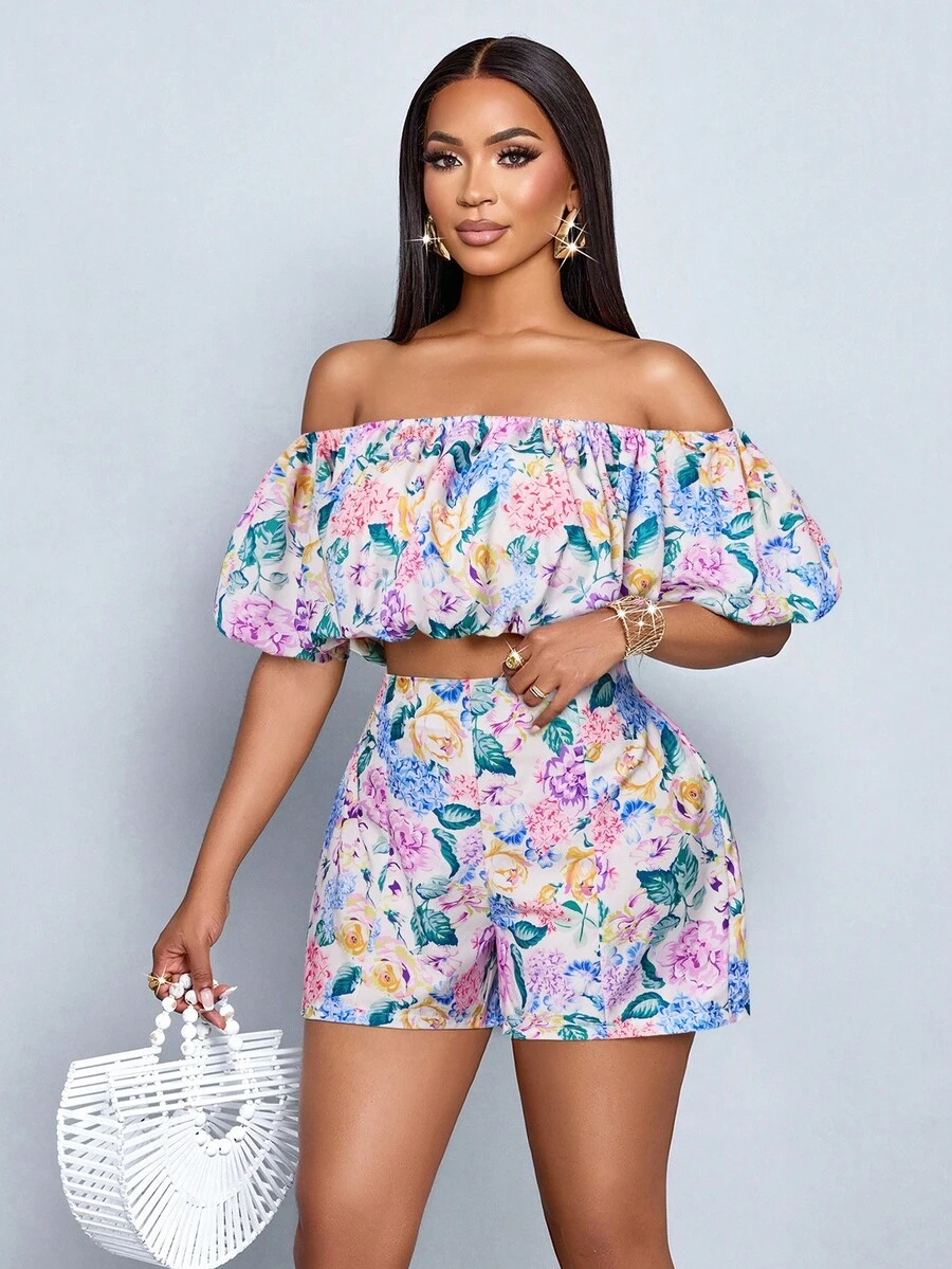 SOLERSUN 女士优雅度假花卉印花露肩荷叶边灯笼袖上衣和热带花卉印花休闲短裤 2 件套，适合日常穿着和度假装