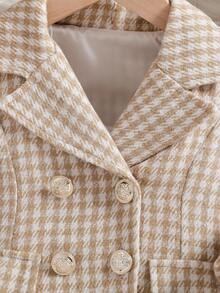 SHEIN 女婴西装领仿口袋A字连衣裙，搭配同款贝雷帽。经典翻领设计，搭配精致纯色纽扣和装饰性仿口袋，复古优雅。A字廓形适合各种体型的宝宝。无论是日常外出、公园玩耍还是休闲居家，都能完美驾驭，让您的小公主成为众人瞩目的焦点。 - 彩色 - 查看 5