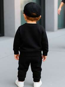 SHEIN Playful Pals 2件套婴儿/男童可爱图案黑色长袖圆领卫衣和裤子套装，适合秋冬季节，婴儿运动服套装，黑色运动套装，男童冬季服装，男童街头服饰套装，6个月-3岁男童运动服，男童街头服饰，男童服装，黑色运动服，男童秋季街头服饰
