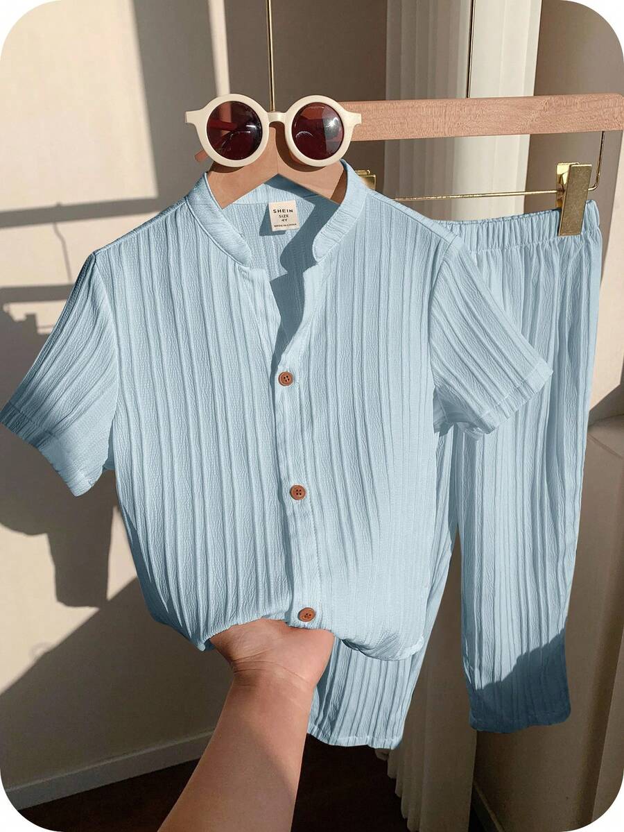 SHEIN 2 件套男婴蓝色舒适休闲纹理面料白色短袖衬衫和裤子套装，适合春夏季室内、户外、日常、运动、玩耍、派对、拍照、度假、节日 - 藍色 - 查看 1