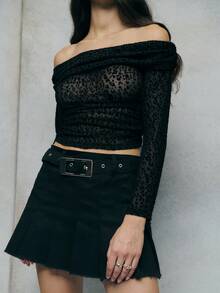 TypaGal 黑色百褶迷你裙，搭配醒目的搭扣，为女性秋季服装系列注入哥特风情。这款必备单品既可以作为万圣节服装，也可以作为女性参加音乐会的秋季服装，亦可作为商务休闲女性冬季时尚单品。 - 深灰色 - 查看 3