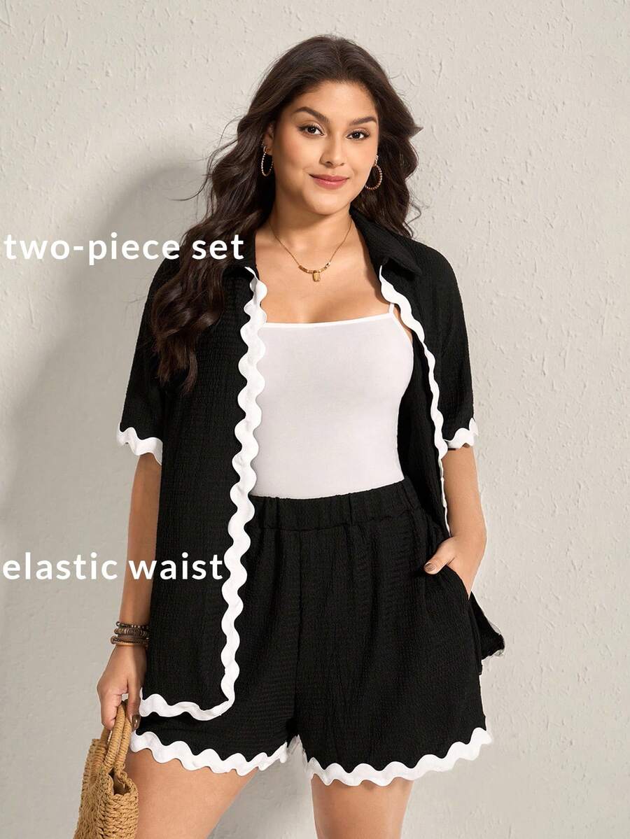 Comfylo Conjunto de camisa con bloqueo de color y patrón ondulado en negro y blanco, con cinturón decorativo tejido y pantalones cortos con cintura elástica, talla grande, para el verano - Blanco y Negro - Ver 1