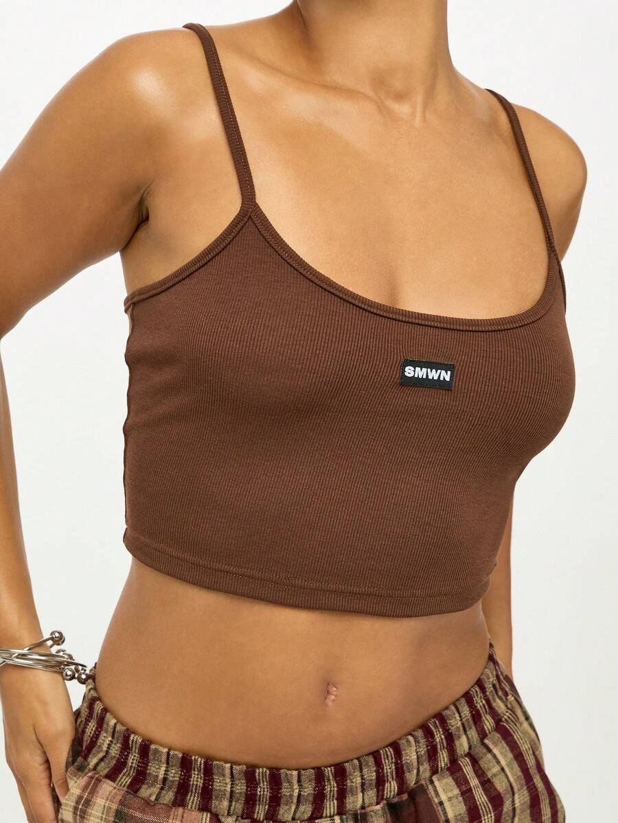 SUMWON WOMEN 罗纹吊带背心，配有可调节肩带和徽标细节，适合日常休闲穿着 - 棕色 - 查看 1
