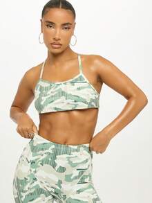 SUMWON WOMEN Top corto tipo bralette con tirantes finos, estampado de camuflaje, diseño de espalda cruzada, para verano, festivales y playa, con patrón moderno y abstracto, inspirado en el estilo militar verde