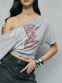 TypaGal Ce t-shirt graphique à une épaule dégage une énergie alternative et gothique pour les tenues d'automne, les vêtements d'automne et les looks d'Halloween. L'imprimé marquant en fait un excellent choix pour le bureau, les pantalons large et les hauts d'hiver pour femmes.