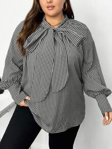 SHEIN CURVE+ Luźna koszula damska w dużym rozmiarze z kokardą z tyłu, uniwersalna, elegancka do pracy, na co dzień, na formalne okazje, na popołudniową herbatę, na randkę, na koncert, na imprezę, w stylu vintage, w kratę, z długim rękawem, na wiosnę/jesień/jesień/zimę - Wielokolorowe - Zobacz 1