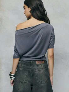 TypaGal Ce t-shirt graphique à une épaule dégage une énergie alternative et gothique pour les tenues d'automne, les vêtements d'automne et les looks d'Halloween. L'imprimé marquant en fait un excellent choix pour le bureau, les pantalons large et les hauts d'hiver pour femmes.