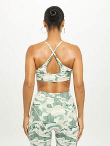 SUMWON WOMEN Top corto tipo bralette con tirantes finos, estampado de camuflaje, diseño de espalda cruzada, para verano, festivales y playa, con patrón moderno y abstracto, inspirado en el estilo militar verde