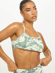 SUMWON WOMEN Top corto tipo bralette con tirantes finos, estampado de camuflaje, diseño de espalda cruzada, para verano, festivales y playa, con patrón moderno y abstracto, inspirado en el estilo militar verde