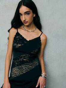 TypaGal Este pequeño vestido negro con encaje transparente y dobladillo asimétrico irradia glamour gótico para vestidos de otoño, atuendos de invierno para mujeres y ropa de Halloween para mujeres. Una opción impactante para el uso en la oficina o fiestas festivas. - Negro - View 5
