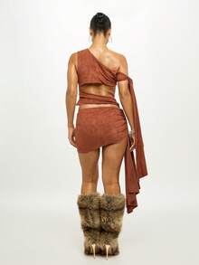 SUMWON WOMEN 绒面革露肩裹身短款上衣，系带细节，不对称领口 - 棕色 - 查看 2