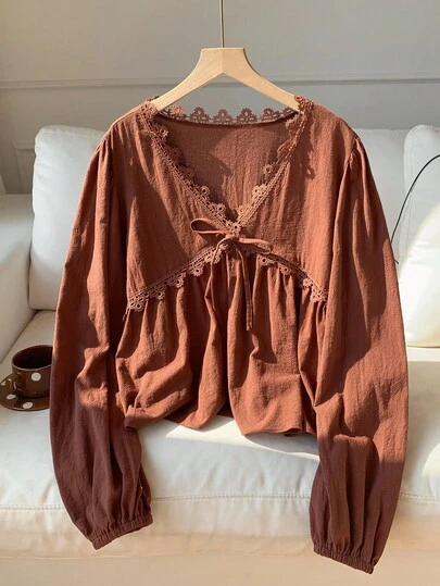 Comfortcana חולצה אופנתית רחבה עם קשירה בחזית תחרה בצבע אחיד לנשים