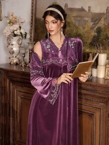 PalaceNights Ensemble de robe de chambre et nuisette en velours style palais vintage brodé, Ensemble de nuisette et robe de chambre en pourpre pour l'automne/l'hiver pour femmes - Prune - Voir 1