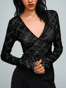 TRNVIE Women's Casual V-Neck Thumb Hole Tight Cropped Top With Graphic Print, Suitable For Spring And Autumn, Commuting And School - Black - View 4