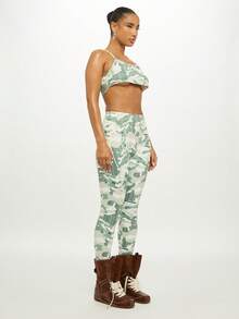 SUMWON WOMEN Top corto tipo bralette con tirantes finos, estampado de camuflaje, diseño de espalda cruzada, para verano, festivales y playa, con patrón moderno y abstracto, inspirado en el estilo militar verde