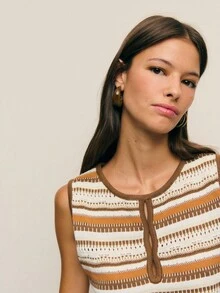 Nöista Agrega lindos toques retro a tu otoño con este top de punto a rayas. Perfecto para capas en días festivos o casual de vuelta a la escuela, sus detalles de recorte únicos y tonos terrosos lo convierten en una prenda básica elegante para los días frescos. - Marrón - Ver 3