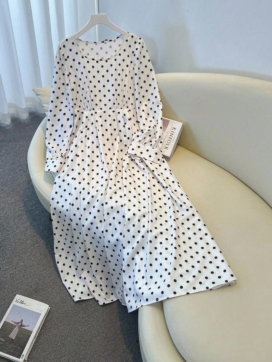 Franclia 2025新款秋季女式长裙：复古波尔卡圆点在面料上飘逸舞动，大大小小的圆点编织出活泼有节奏的图案。挺括的方形领口低调优雅地勾勒出纤细的颈部和锁骨，仿佛精心雕琢以凸显柔和的曲线。腰部和下摆的褶皱轻柔收拢，像涟漪一样折叠成层层褶皱，轻柔而又独特，赋予裙子柔和飘逸的造型。灯笼状的泡泡袖从肩部绽放，袖口轻轻收紧，一丝俏皮在哼唱复古曲调的同时平衡了秋天的舒适感。优雅中带着一丝少女的甜美，从通勤到约会之夜都可轻松驾驭，散发着独特的静谧魅力。