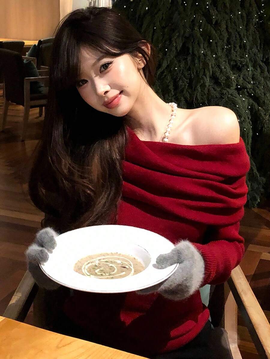 DAZY 柔软复古露肩设计修身毛衣，适合圣诞节和新年女士穿着 - 酒紅色 - 查看 1