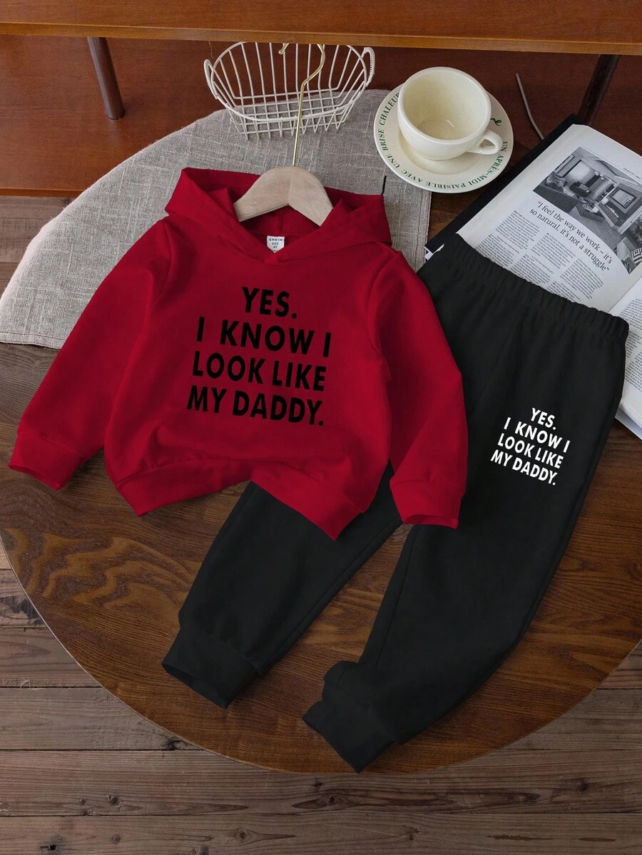 SHEIN 2件組小男孩對比色紅色連帽衛衣與黑色長褲,「I Look Like My Daddy」字母印花運動褲套裝,秋季開學季 - 彩色 - 查看 1