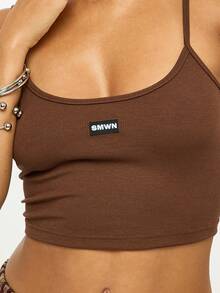 SUMWON WOMEN 罗纹吊带背心，配有可调节肩带和徽标细节，适合日常休闲穿着 - 棕色 - 查看 6
