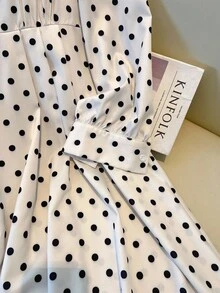 Franclia 2025新款秋季女式长裙：复古波尔卡圆点在面料上飘逸舞动，大大小小的圆点编织出活泼有节奏的图案。挺括的方形领口低调优雅地勾勒出纤细的颈部和锁骨，仿佛精心雕琢以凸显柔和的曲线。腰部和下摆的褶皱轻柔收拢，像涟漪一样折叠成层层褶皱，轻柔而又独特，赋予裙子柔和飘逸的造型。灯笼状的泡泡袖从肩部绽放，袖口轻轻收紧，一丝俏皮在哼唱复古曲调的同时平衡了秋天的舒适感。优雅中带着一丝少女的甜美，从通勤到约会之夜都可轻松驾驭，散发着独特的静谧魅力。