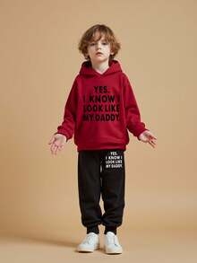 SHEIN 2件組小男孩對比色紅色連帽衛衣與黑色長褲，「I Look Like My Daddy」字母印花運動褲套裝，秋季開學季 - 彩色 - 查看 3