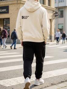 Manfinity Homme 经典卡其色和黑色连帽衫套装，保暖内衬，适合通勤和休闲穿着，“依然愿意追随自由”印花，搭配黑色运动裤，百搭休闲。时尚精致，也是送给男友的绝佳礼物。男士连帽衫套装，长袖套装，男士两件套，旅行套装 - 彩色 - 查看 2