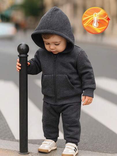 SHEIN 2件套男婴秋冬时尚休闲深灰色面料带拉链口袋长袖保暖连帽外套搭配松紧腰运动裤，易于穿脱，适合外出和户外活动。男婴连帽衫套装、男婴休闲套装、男婴抓绒套装、男婴运动服、男婴冬季套装、男婴冬季服装套装、男婴秋季套装、婴儿男童运动套装、男婴冬季服装套装