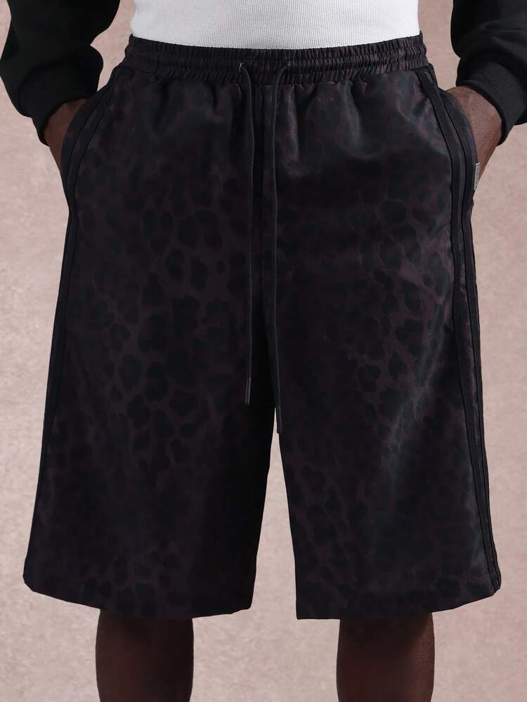 Shorts com estampa de oncinha e listras laterais