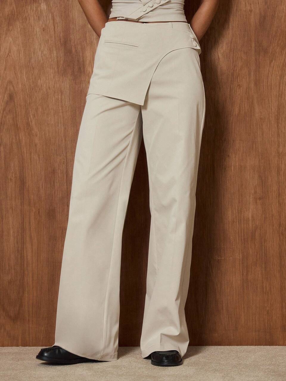 Pantalon taillé avec détail de bouton sur le côté fendu, taille haute, superposé. Mignon, élégant, sexy pour un rendez-vous, une soirée, le travail, une fête, décontracté, l'été.
