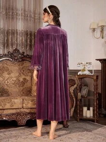 PalaceNights Ensemble de robe de chambre et nuisette en velours style palais vintage brodé, Ensemble de nuisette et robe de chambre en pourpre pour l'automne/l'hiver pour femmes - Prune - Voir 2