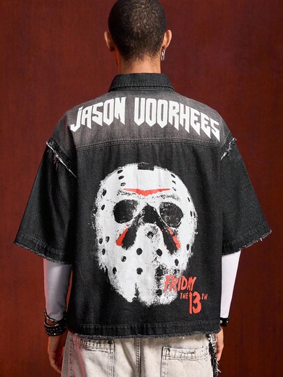 Friday the 13th X ROMWE قميص جينز مطبوع عليه حرف وقناع، مغسول بحافة خشنة وجيب قابل للطي للرجال