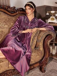 PalaceNights Ensemble de robe de chambre et nuisette en velours style palais vintage brodé, Ensemble de nuisette et robe de chambre en pourpre pour l'automne/l'hiver pour femmes - Prune - Voir 5