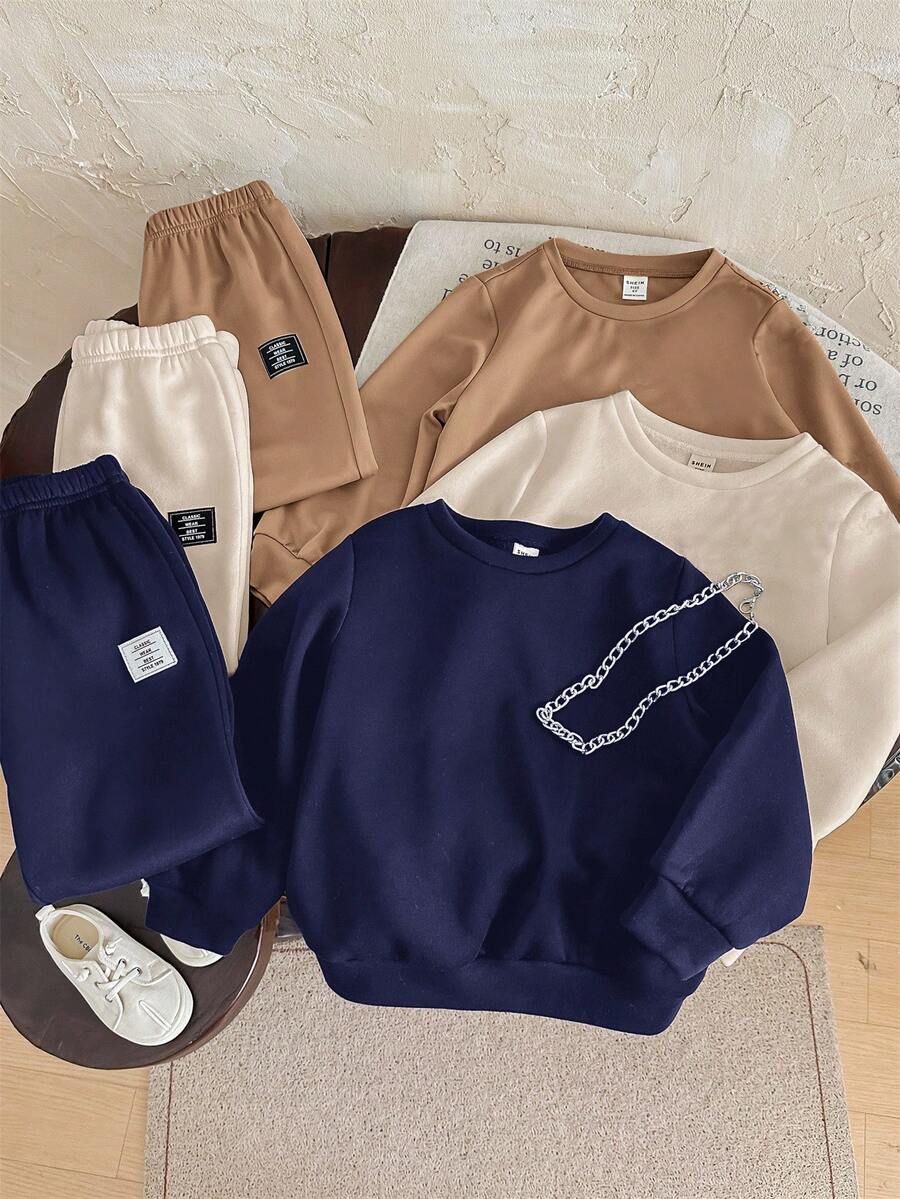 SHEIN Bộ 6 món đồ bộ áo nỉ cổ tròn và quần nỉ in họa tiết thường ngày cho bé trai, cực kỳ bắt mắt, bao gồm 1 phụ kiện vòng cổ kim loại, thích hợp cho chơi ngoài trời, phong cách đường phố, tiệc tùng, trở lại trường, sinh nhật, tiệc chào đón em bé, ngày lễ, mùa thu/đông, vải nỉ, dày dặn - Nhiều màu - Xem 1