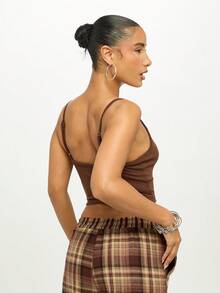 SUMWON WOMEN 罗纹吊带背心，配有可调节肩带和徽标细节，适合日常休闲穿着 - 棕色 - 查看 2