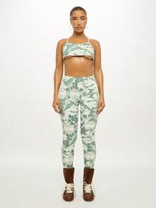 SUMWON WOMEN Top corto tipo bralette con tirantes finos, estampado de camuflaje, diseño de espalda cruzada, para verano, festivales y playa, con patrón moderno y abstracto, inspirado en el estilo militar verde