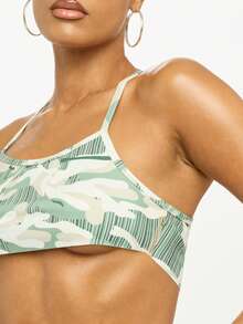 SUMWON WOMEN Top corto tipo bralette con tirantes finos, estampado de camuflaje, diseño de espalda cruzada, para verano, festivales y playa, con patrón moderno y abstracto, inspirado en el estilo militar verde