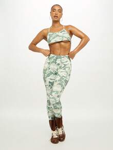 SUMWON WOMEN Top corto tipo bralette con tirantes finos, estampado de camuflaje, diseño de espalda cruzada, para verano, festivales y playa, con patrón moderno y abstracto, inspirado en el estilo militar verde