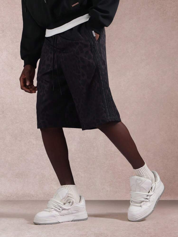 Shorts com estampa de oncinha e listras laterais