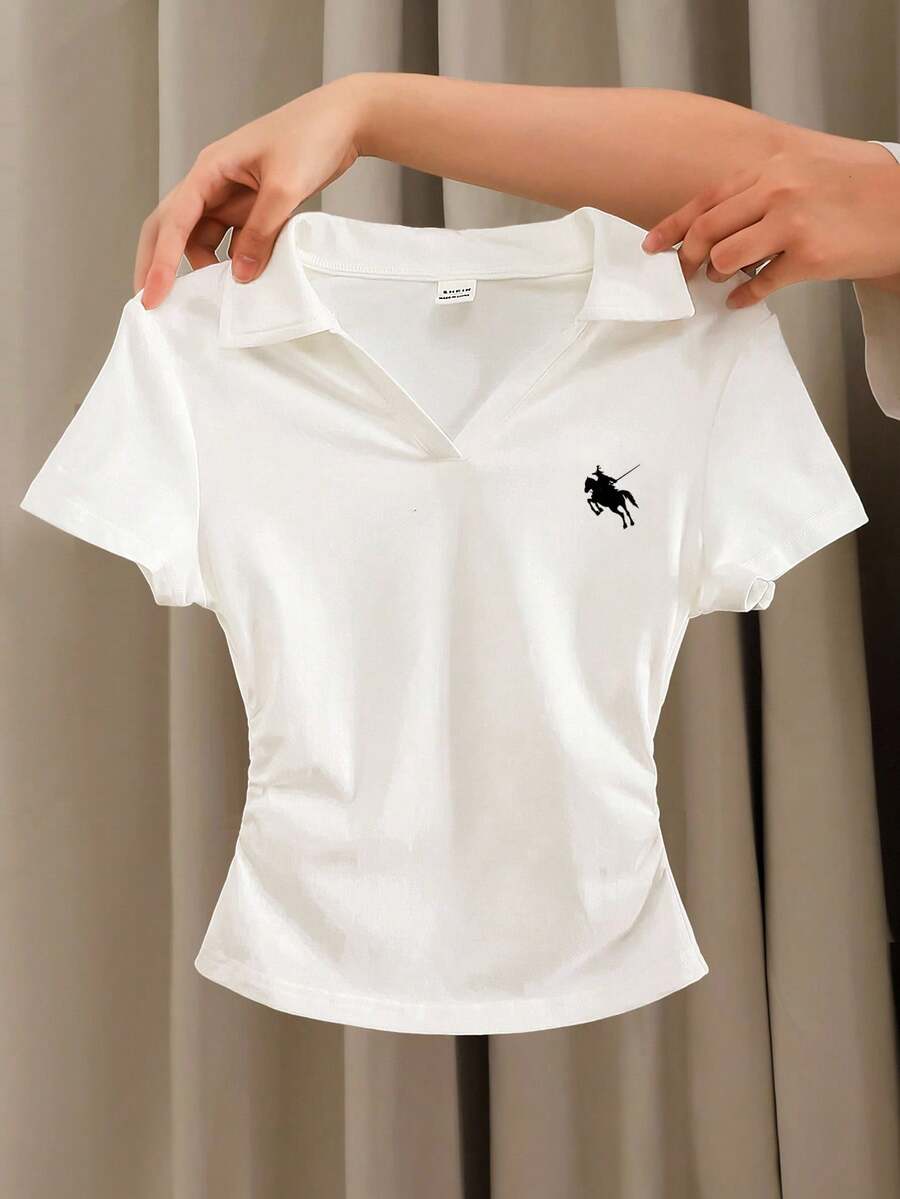 SHEIN Leap Crew Áo thun polo trơn cổ điển in logo hiệp sĩ cho bé gái tuổi mới lớn, cổ chữ V, ôm sát, tay ngắn xếp ly hai bên - trắng - Xem 1