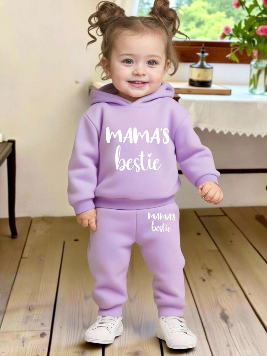 SHEIN Playful Pals 2 件套女婴服装,时尚简约撞色字母印花连帽卫衣和撞色字母印花裤套装,适合秋冬季外出,紫色卫衣套装 - 紫色 - 查看 1