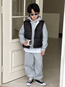 SHEIN Conjunto de 3 piezas para niños/preadolescentes: Abrigo sin mangas con parche de letra en cuello alto, Sudadera holgada con capucha de manga larga de unicolor, Pantalones con cordón de unicolor. Adecuado para ir y venir, escuela, uso diario casual, viajes, deportes, primavera/verano/otoño/invierno