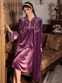 PalaceNights Ensemble de robe de chambre et nuisette en velours style palais vintage brodé, Ensemble de nuisette et robe de chambre en pourpre pour l'automne/l'hiver pour femmes - Prune - Voir 4